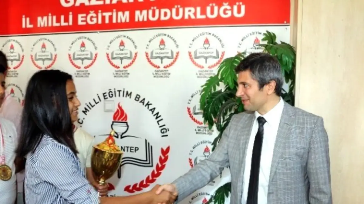 Gaziantep\'in Gururu Öğrencilerden Milli Eğitim Müdürüne Ziyaret