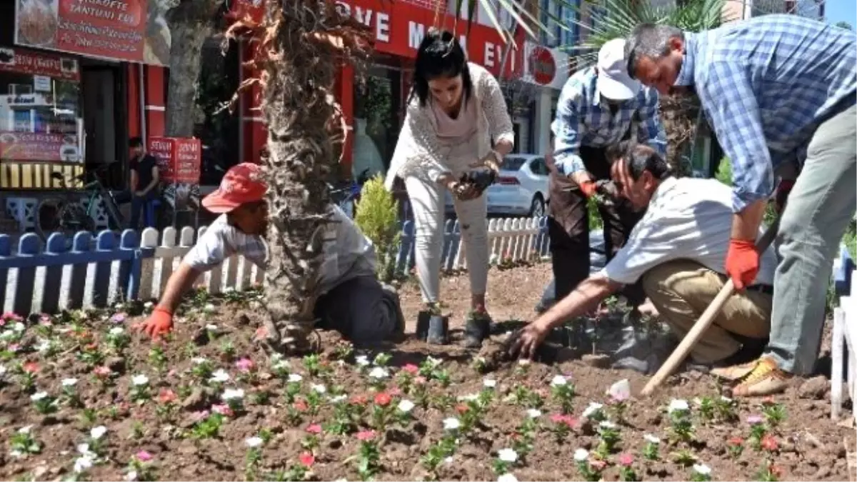 Gölbaşı Çiçeklerle Süsleniyor