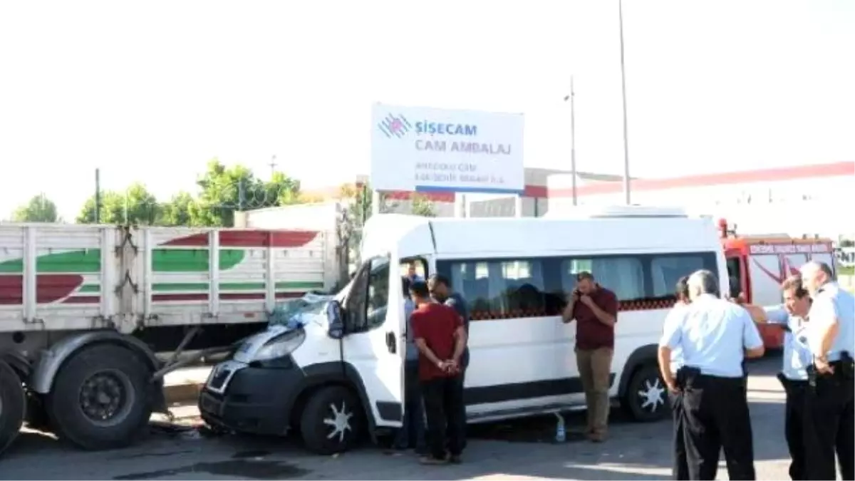 İşçi Taşıyan Minibüs Park Halindeki Tır\'a Çarptı: 17 Yaralı