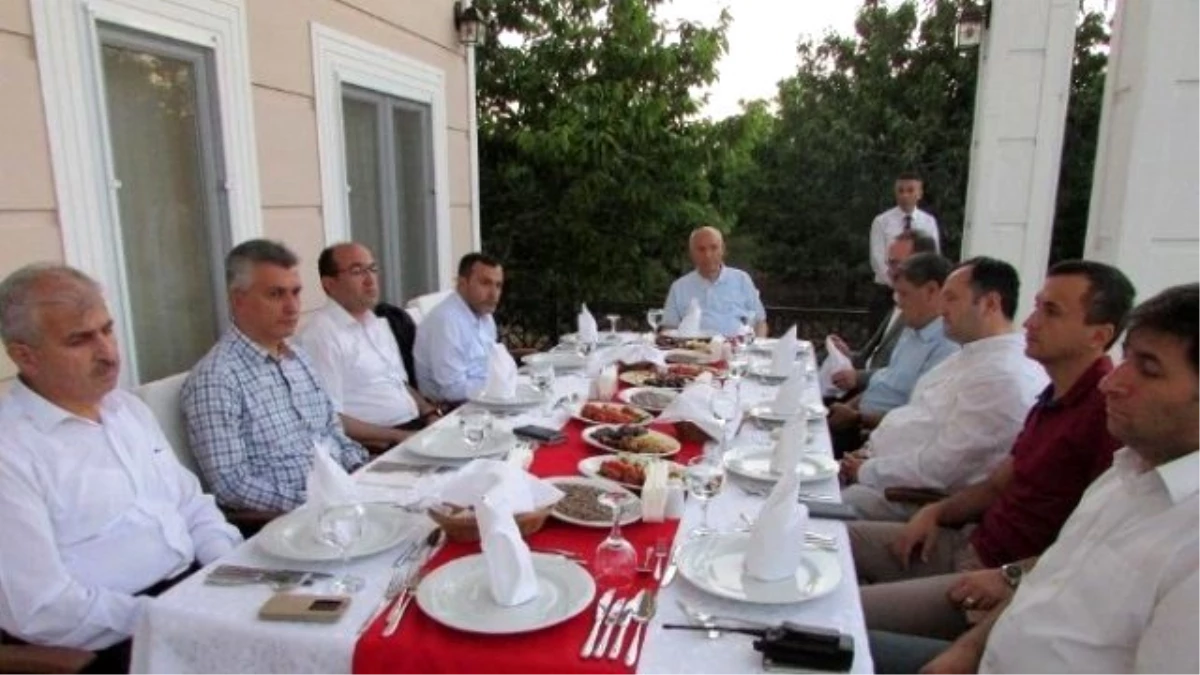 Ankara Yeni Mahalle Belediye Başkanı Fethi Yaşar Hemşehrilerine İftar Yemeği Verdi