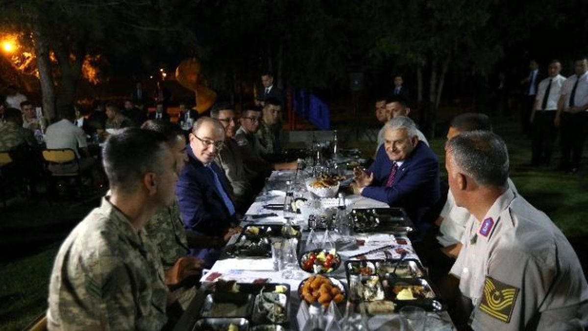 Başbakan Yıldırım Askerlerle İftar Yaptı
