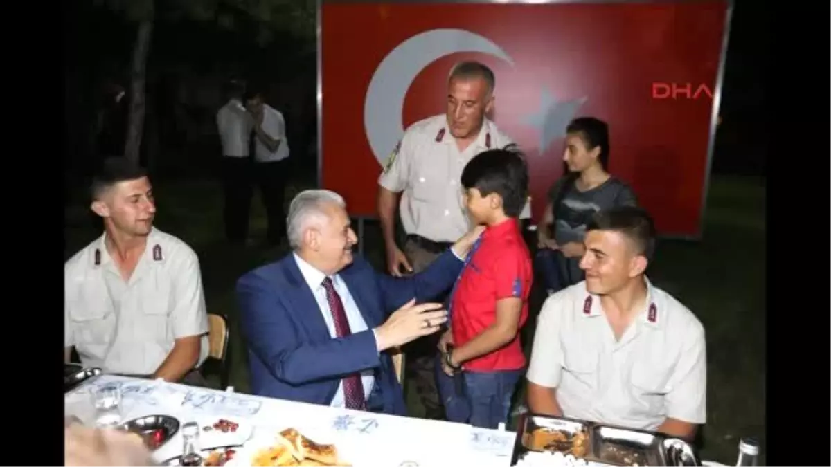 Başbakan Yıldırım Temelli Jandarma Karakolu\'ndaki Askerlerle İftar Yaptı