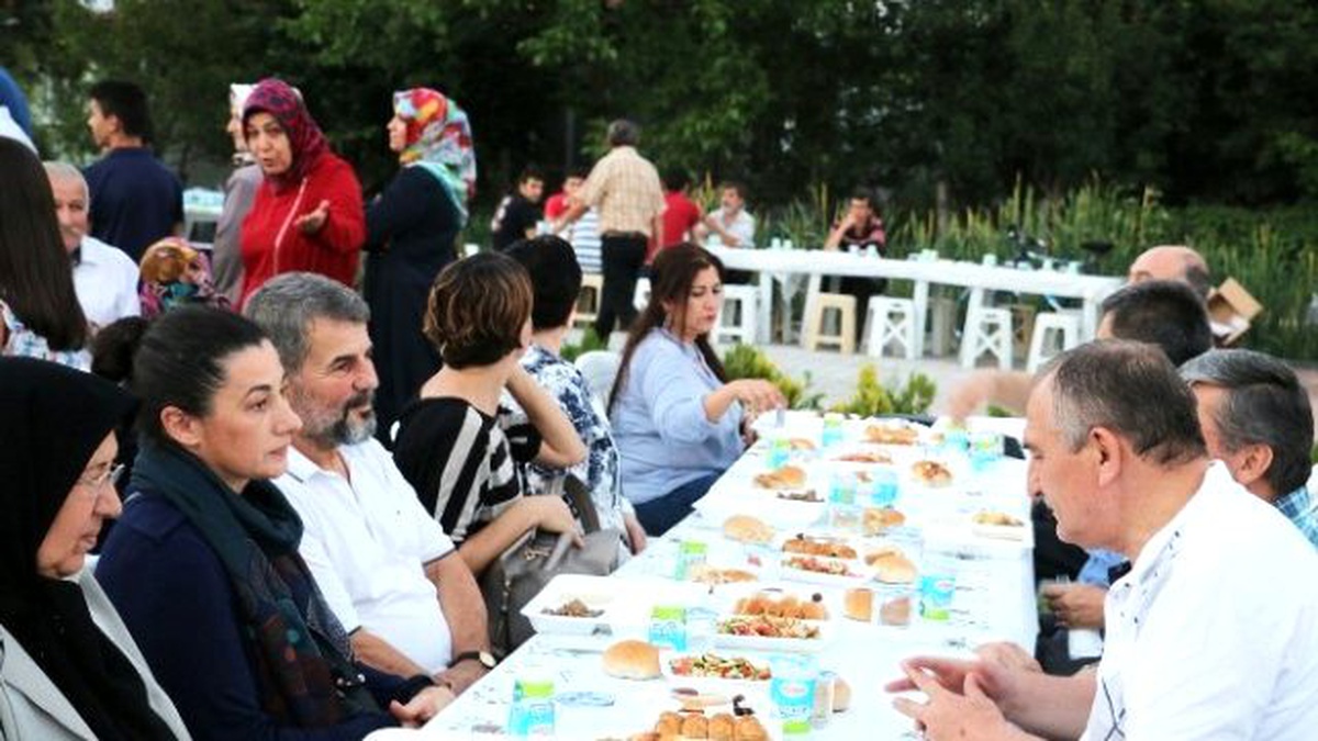 Bigem\'in Ailesi Kızlarının Adının Verildiği Parkta İftara Katıldı