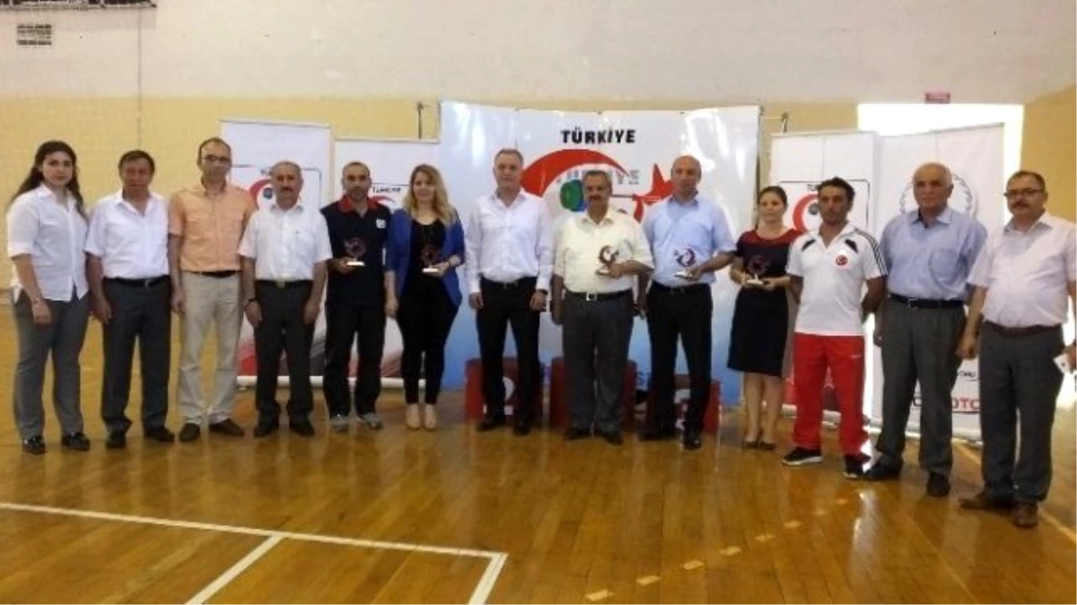 Burhaniye\'de Halter Minikler Türkiye Şampiyonası Yapıldı
