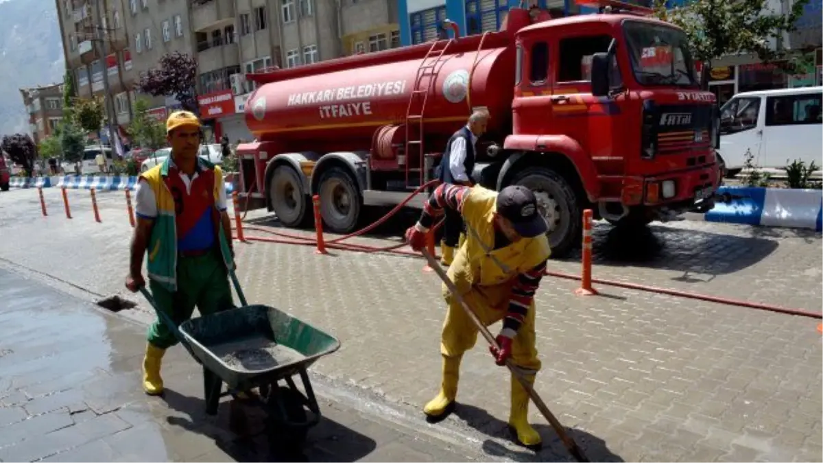 Cadde ve kaldırımlar pırıl pırıl yıkandı