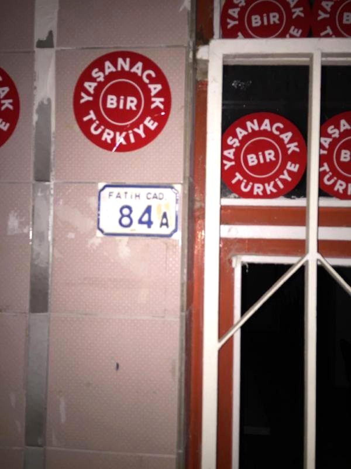 CHP\'nin Mahalle Temsilciliğinin Camı Kırıldı