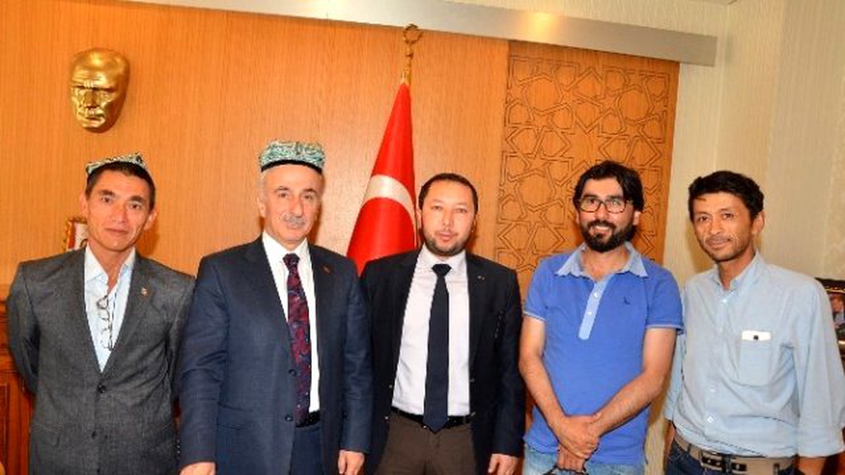 Doğu Türkistanlılar Vali Kamçı\'yı Ziyaret Etti