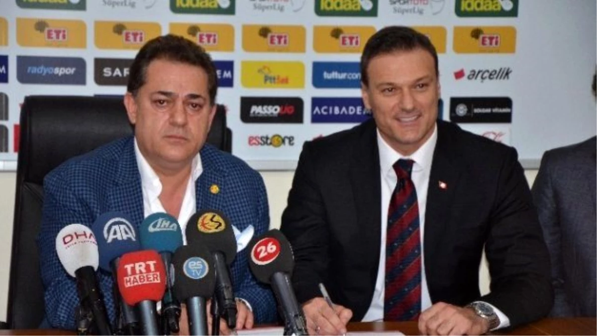 Eski Milli Takım Oyuncusu Alpay Özalan, 3 Yıllığına Eskişehirspor\'da