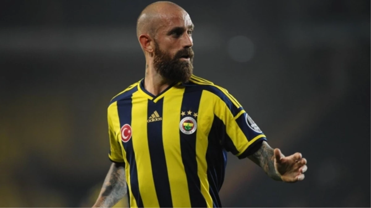 Fenerbahçe İki Futbolcu ile Yollarını Ayırdı!
