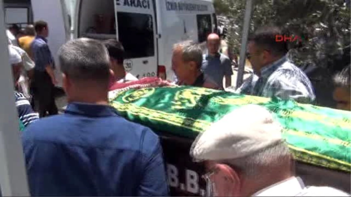İzmir Bergama\'daki Kazada Ölenler Toprağa Verildi
