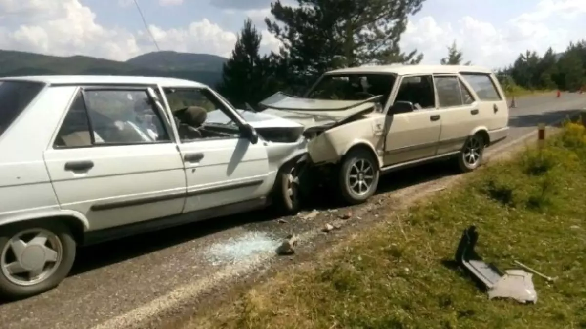 Kastamonu\'da İki Otomobil Çarpıştı: 4 Yaralı