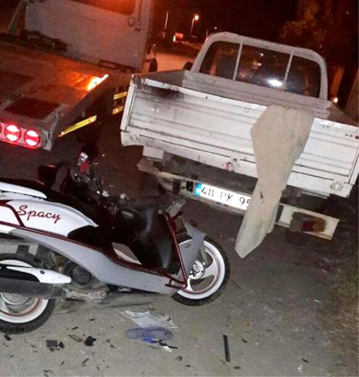Motosikletle Kamyonete Çarpan Kasksız 2 Genç Öldü