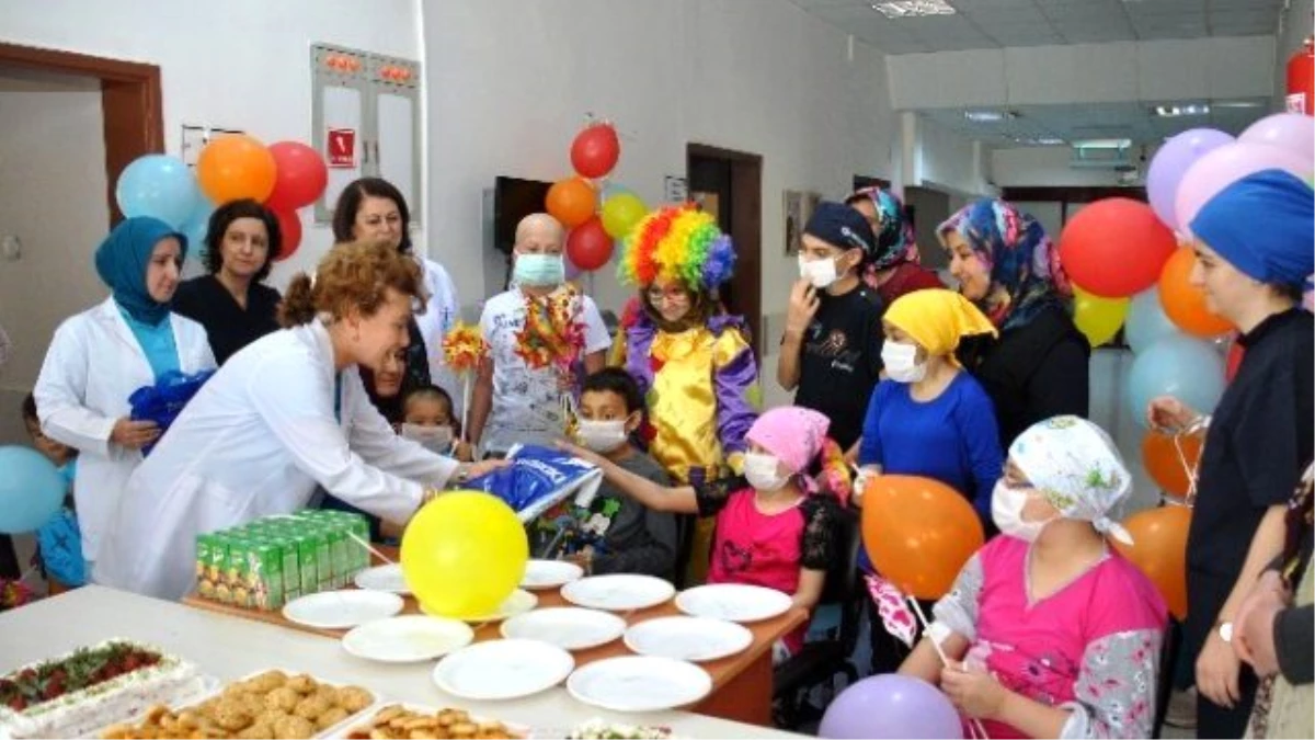 Neü Meram Tıp Fakültesi Çocukların Yüzünü Güldürdü