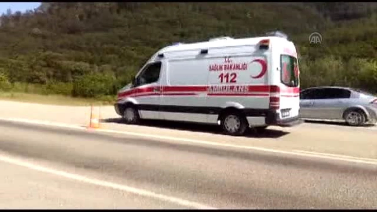 Otomobil Ambulansa Çarptı: 3 Yaralı