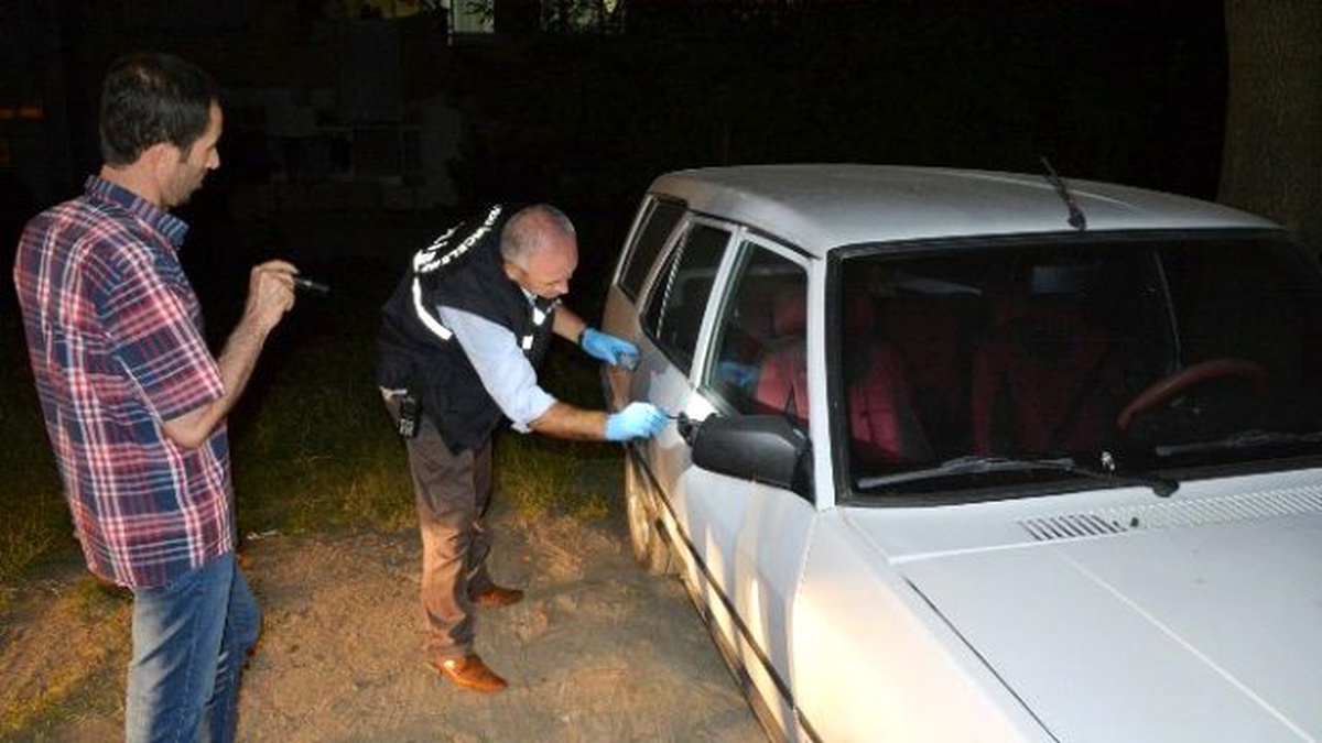Park Halindeki Otomobilin Teybi Çalındı