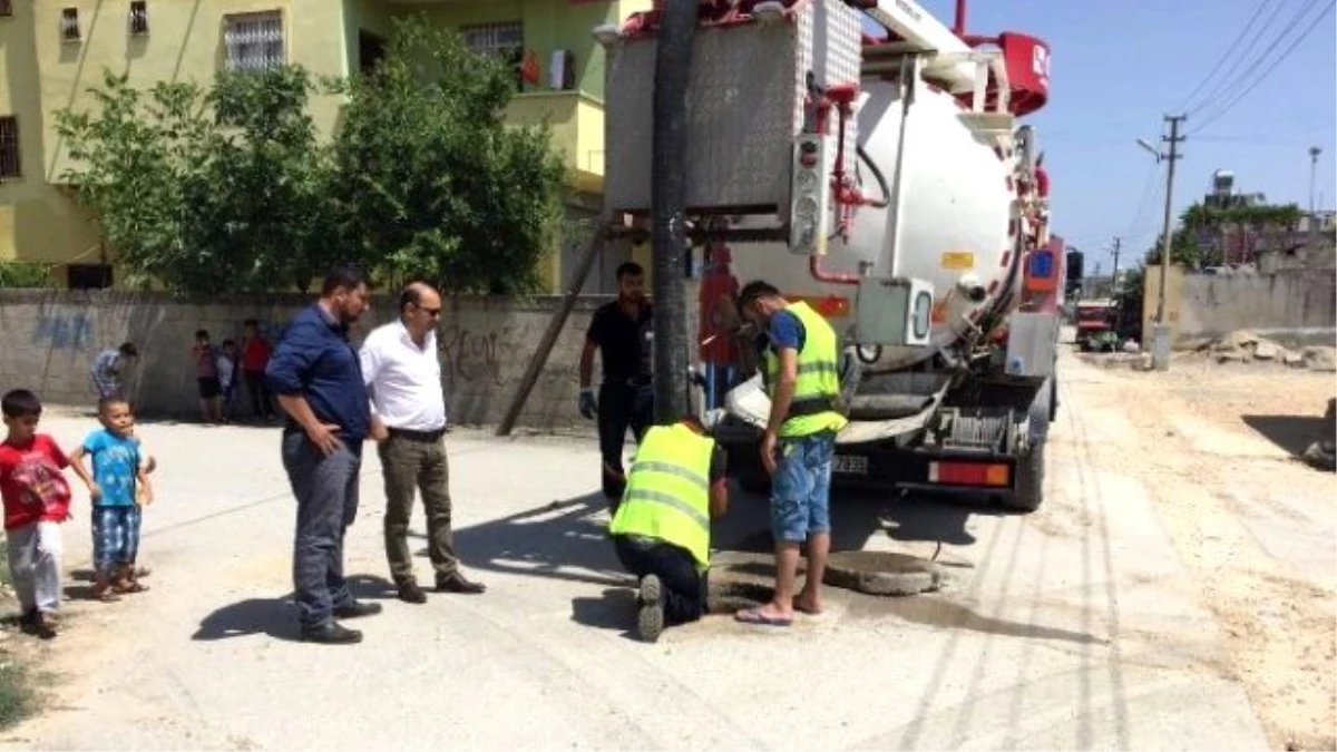 Tarsus\'ta Kanal Temizlik Çalışmalarına Devam Ediliyor