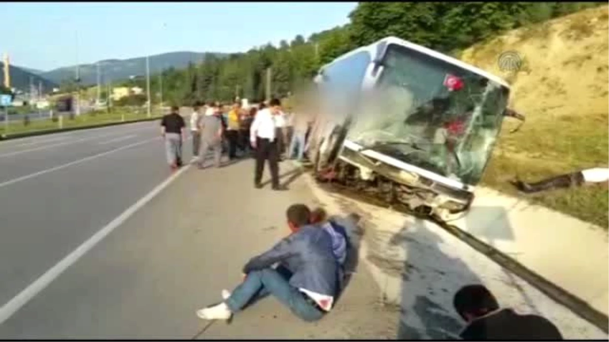 Trafik Kazası: 37 Yaralı