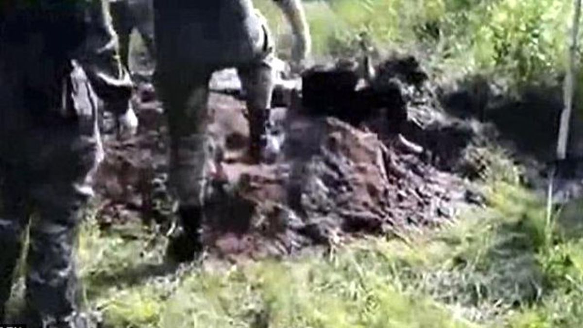 Ukrayna Askerleri Rus Ayrılıkçıyı Diri Diri Gömdü