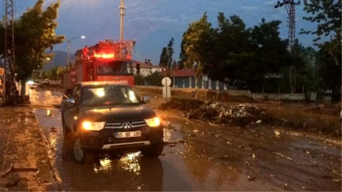 Van\'da Dereler Taştı Ev ve İş Yerleri Su Altında Kaldı