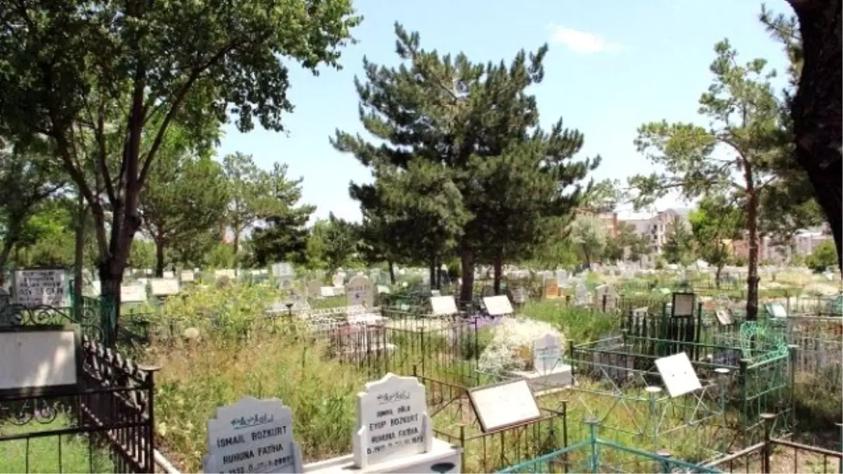 Yukarı Tekke Mezarlığı\'nda Çalışmalar Sürüyor