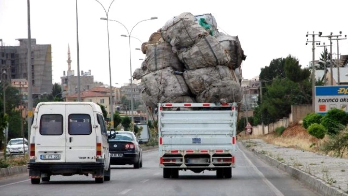 Aşırı Yüklü Kamyonet Kazaya Davetiye Çıkardı