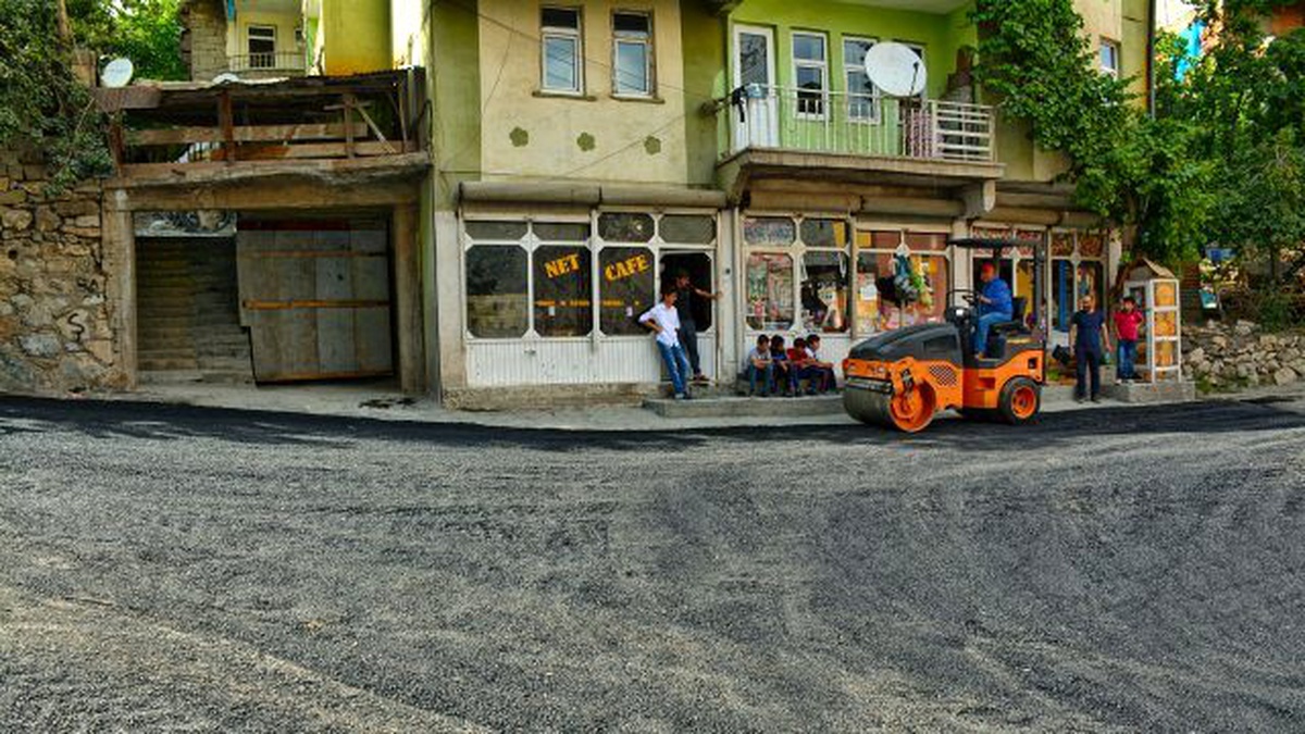 Belediye\'nin yol onarım çalışmaları sürüyor