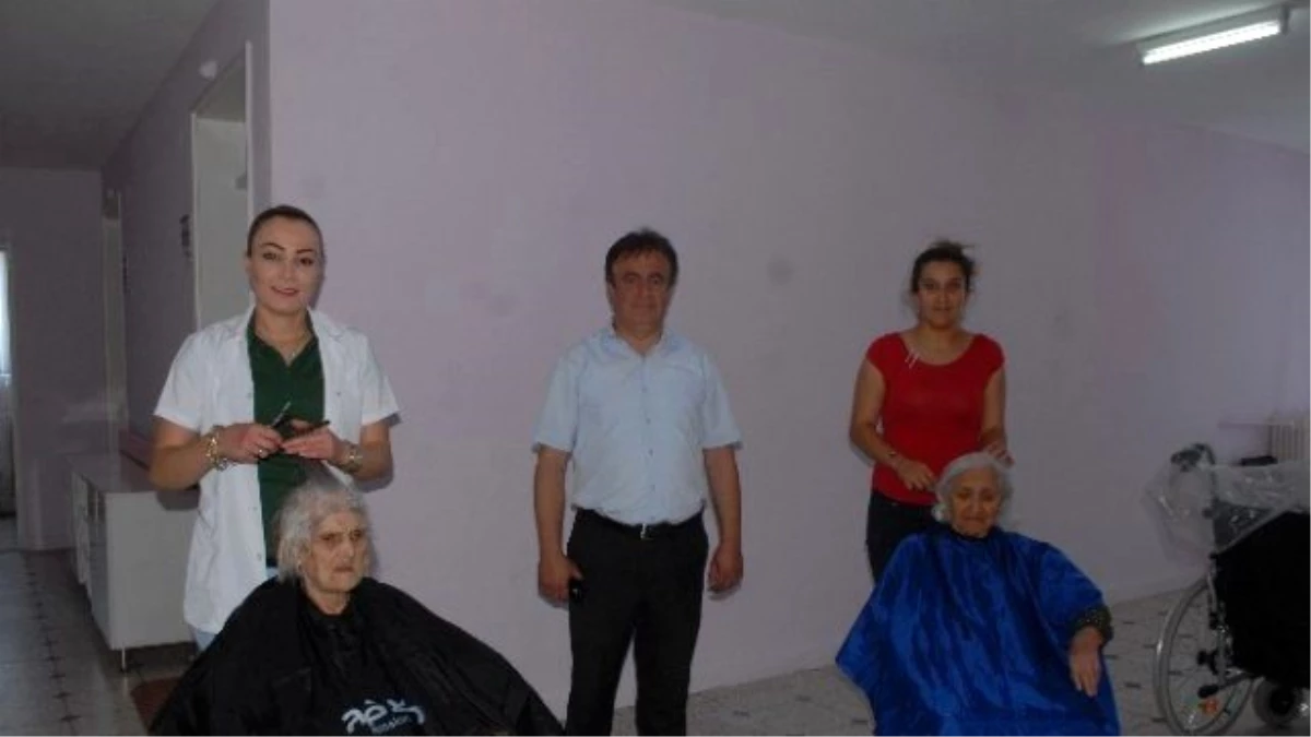 Burdur\'daki Yaşlılar Bayrama Hazırlandı