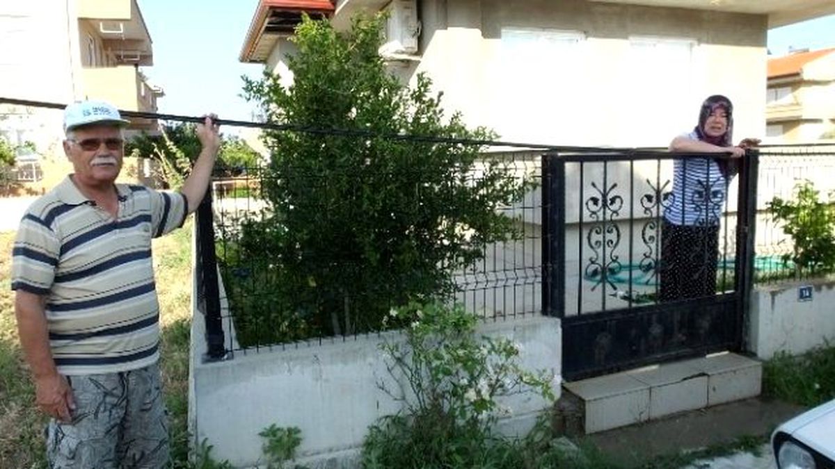 Burhaniye\'de Yerdeki Telefon Telleri Tepki Çekti