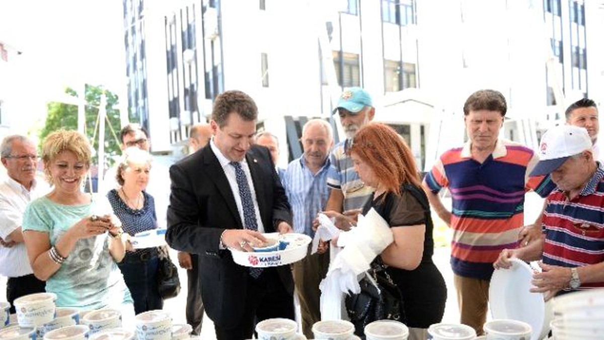 Çöl Sıcaklarında Belediye Sokak Hayvanlarını Unutmadı