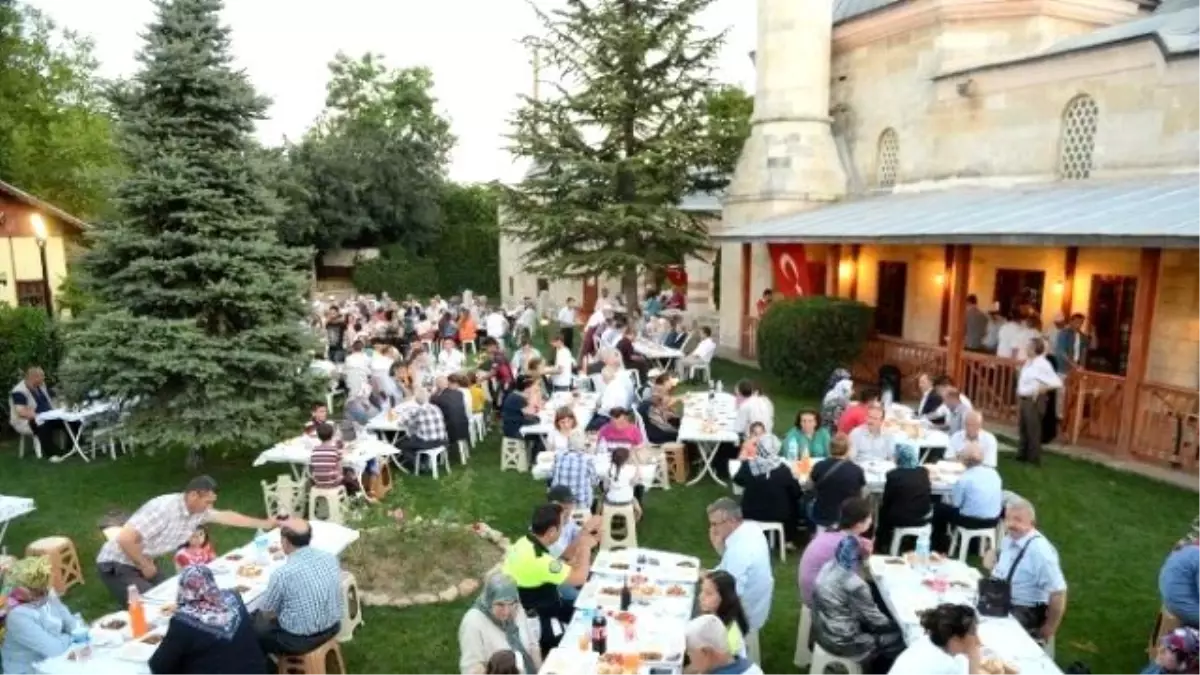 Dar-ül Hadis Camii\'nde Anlamlı İftar