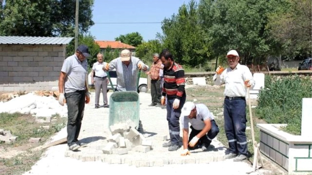 Dinar Belediyesi Kazanpınar Köyü Mezarlığına Yol Yaptı
