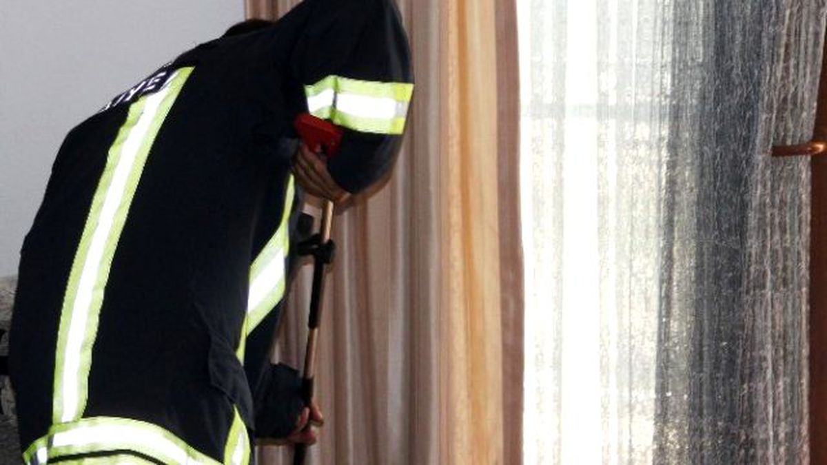 Evin İçine Giren Yılanı İtfaiye Ekipleri Yakaladı