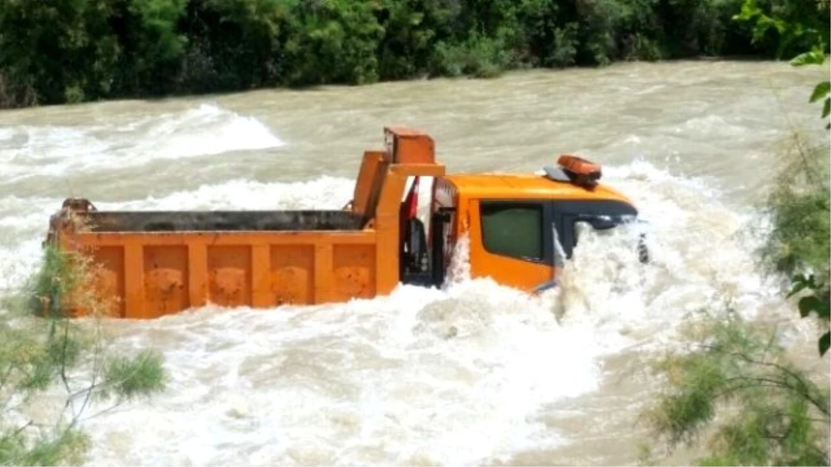Kamyon Hafriyat Boşaltırken Nehre Düştü