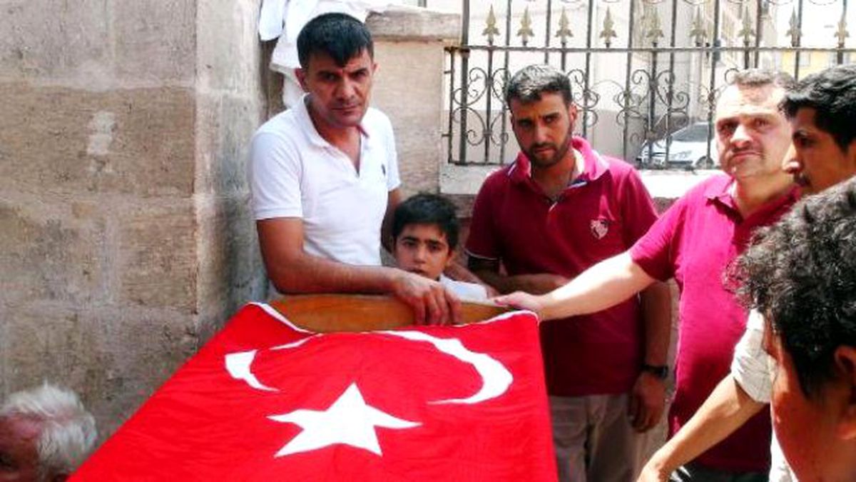 Mardin\'deki Patlamada Ölen Tır Sürücüsünün Cenazesi Şanlıurfa\'ya Getirildi (2)