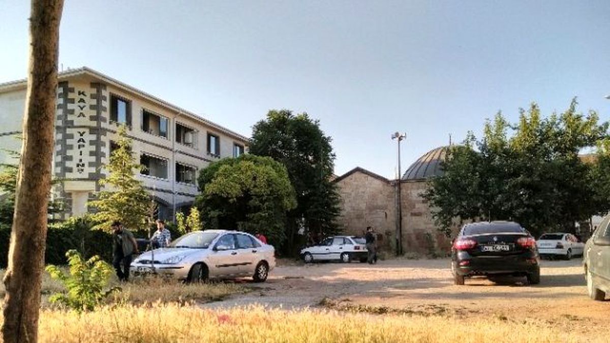 Polis, Cami Avlusunda Uyuşturucu Madde Kullananları Aradı