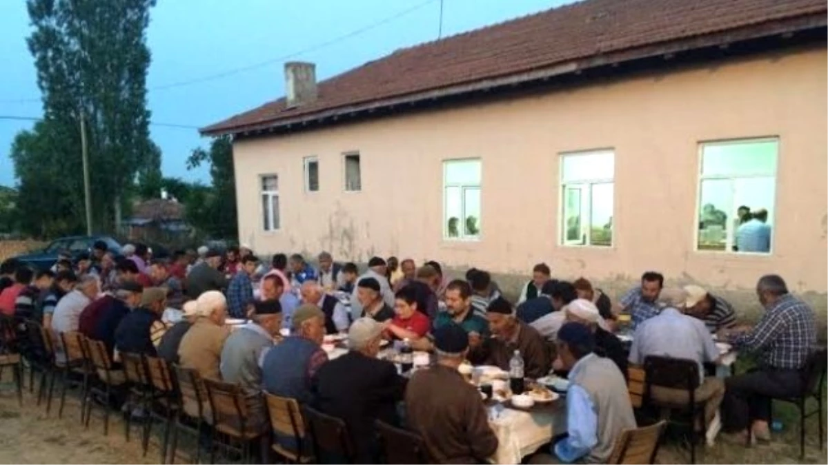 Taşköprü\'de Muhtardan Köy Halkını İftar Yemeği