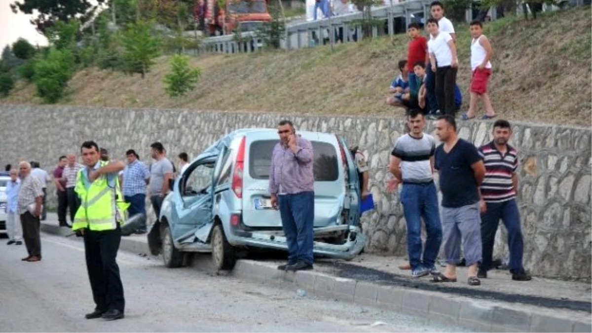 Yolcu Minibüsü Kaza Yaptı: 2 Yaralı