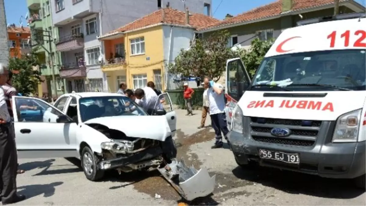 Ambulans ile Otomobil Çarpıştı: 1 Yaralı