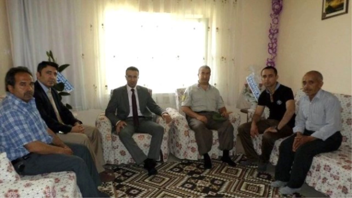 Bolvadin Kaymakamı Akpay, Şemdinli\'de Yaralanan Askeri Evinde Ziyaret Etti