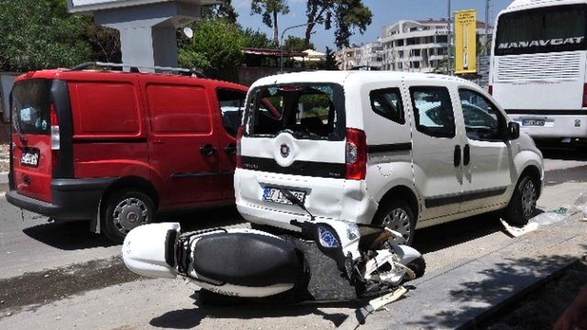 Fren Teli Kopan Motosiklet Otomobile Çarptı: 1 Yaralı