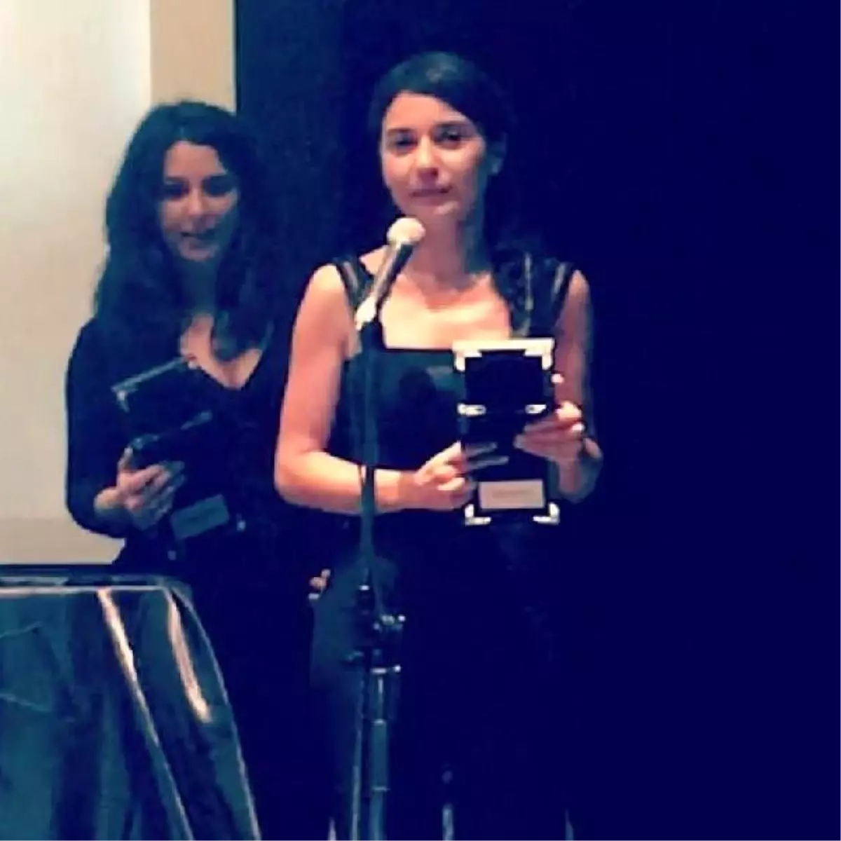 Hicran ve Melek Ödülle Döndü