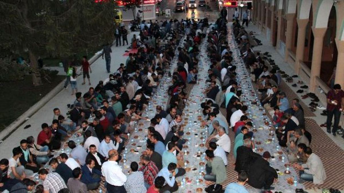 Hurma, Simit ve Suyla İftar Açtılar