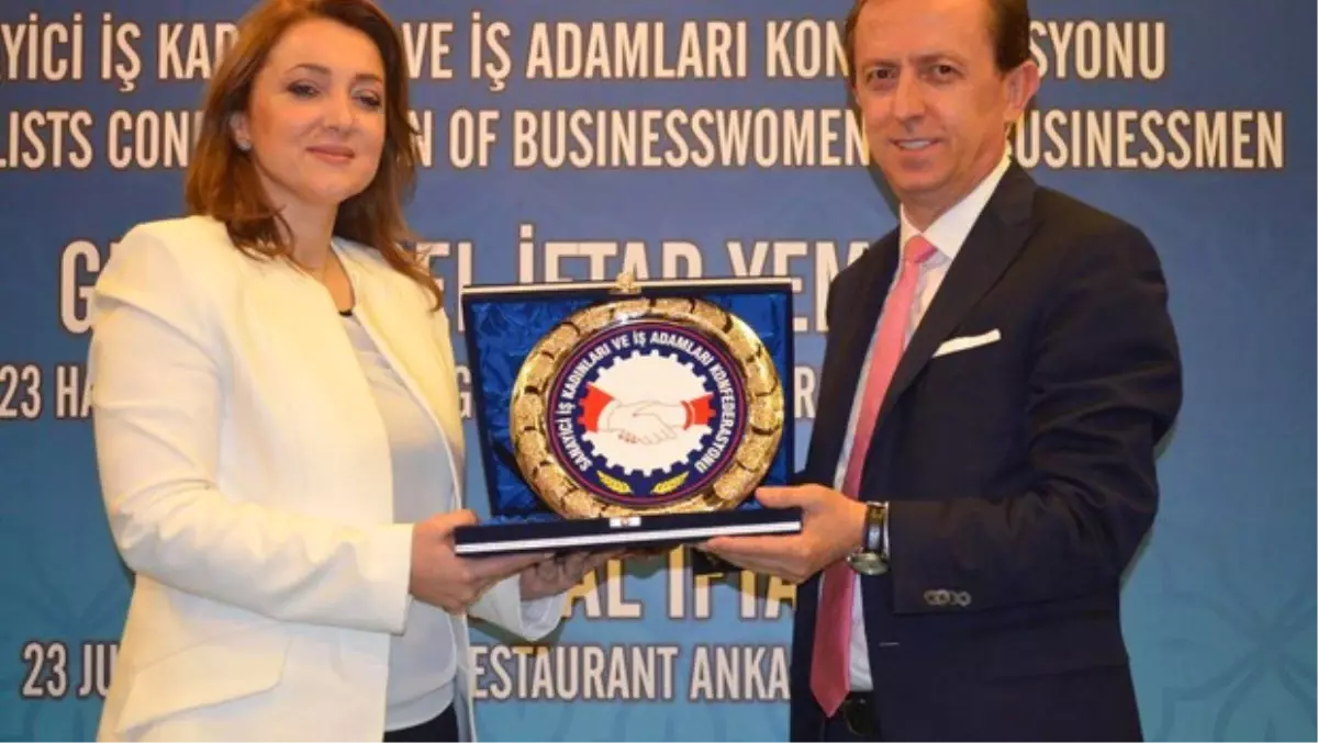 İş Dünyasından Rektöre Plaket