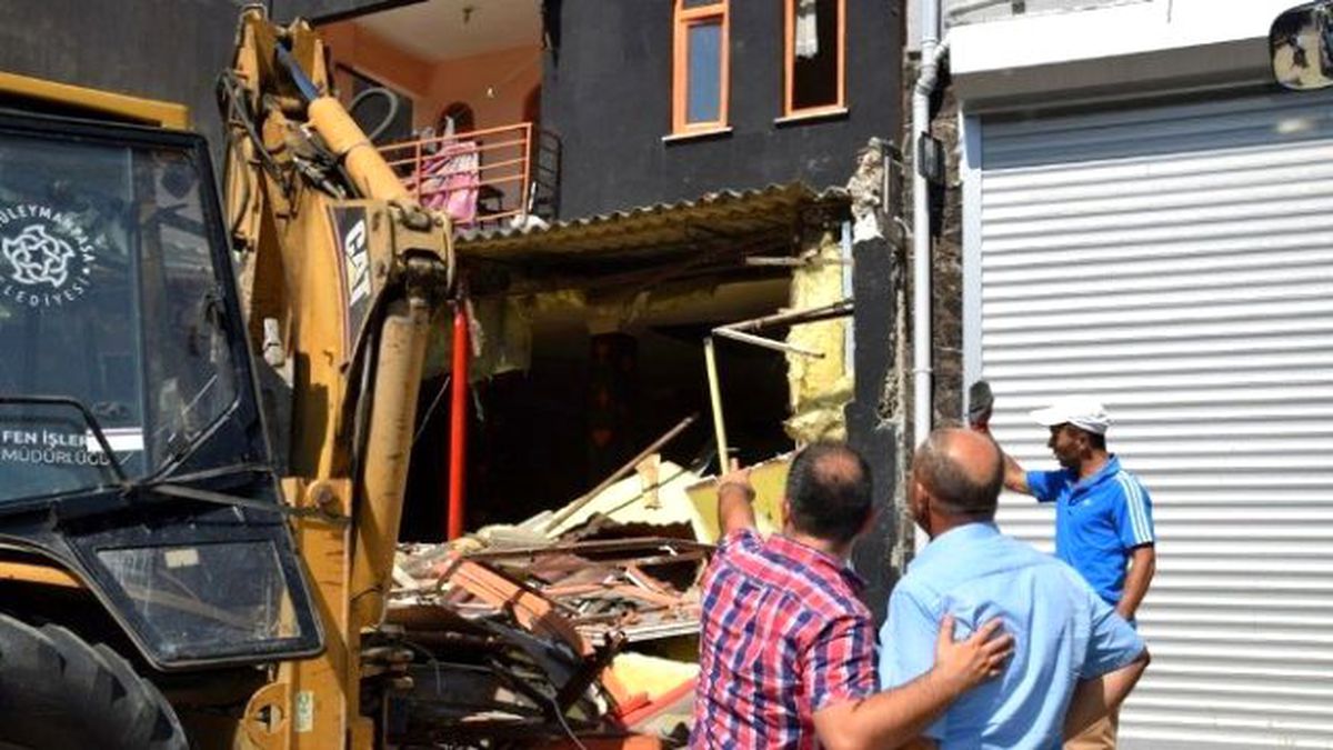 Kumbağ Mahallesi\'nde Kaçak Yapılar Bir Bir Yıkılıyor