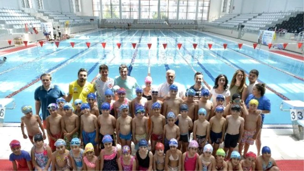 Muratpaşa Belediyesi\'nden Öğrencilere Yüzme Kursu