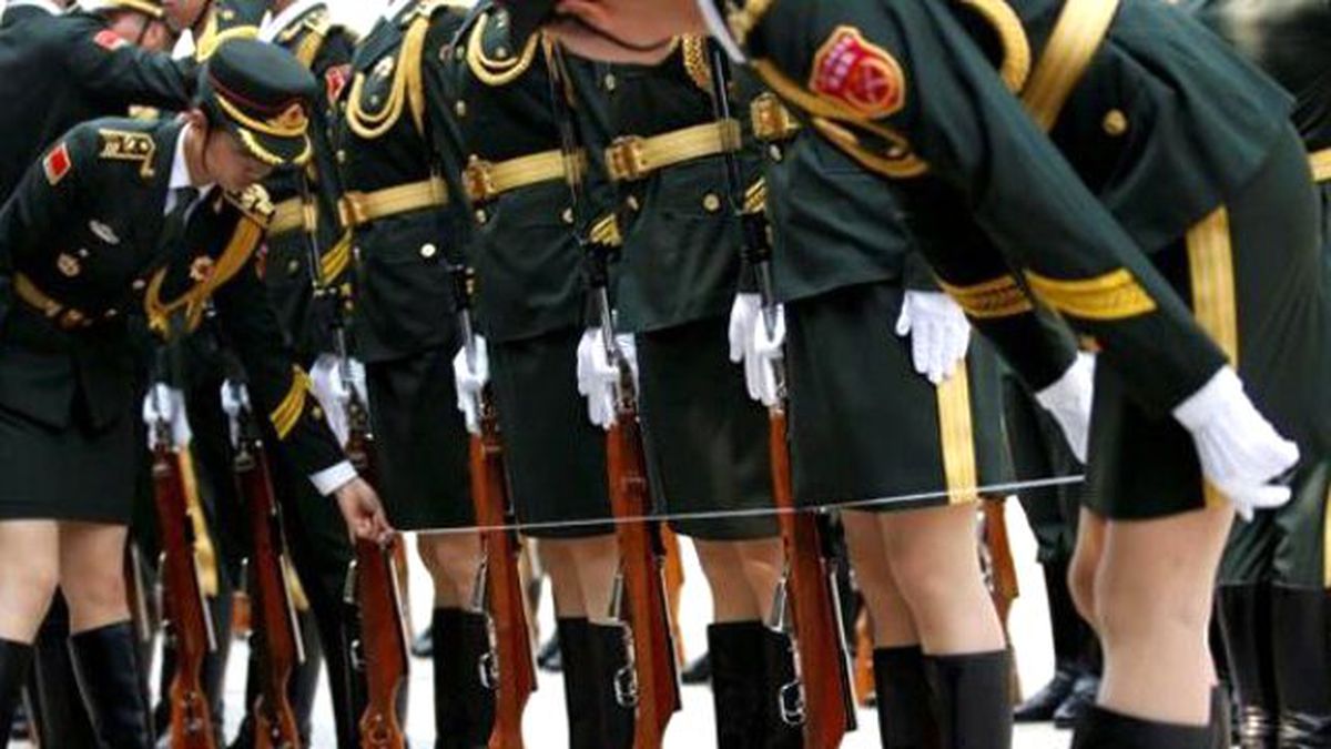 Putin'i Karşılayan Çinli Kadın Askerler İple Etek Boylarını Hizaladı