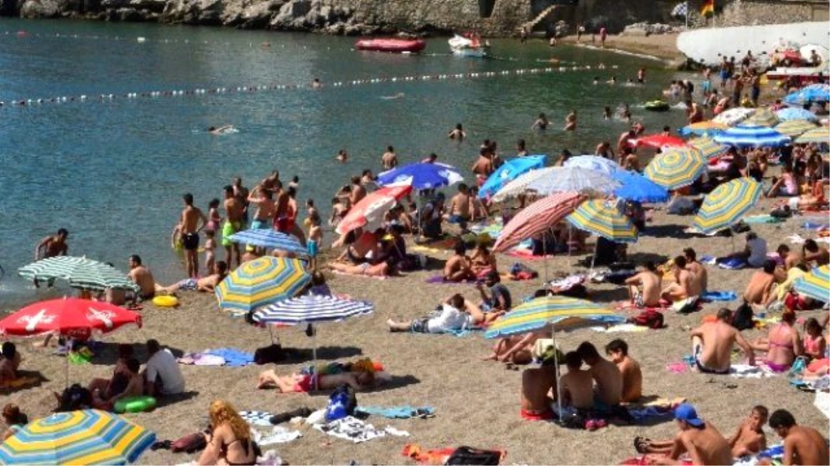Sıcaktan Bunalan Halk Plaja Akın Etti