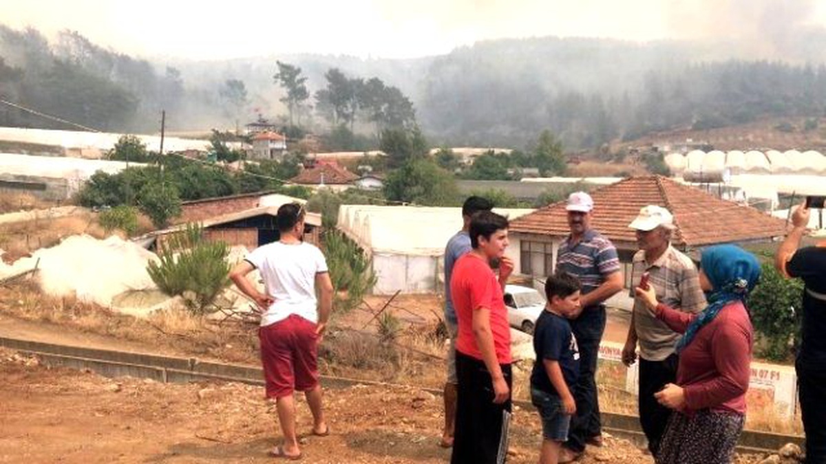 Vatandaşlar Yangın Bölgesini Terk Ediyor