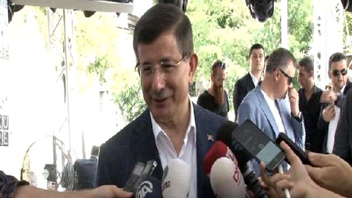 Ahmet Davutoğlu Beyazıt\'ta Kitabını İmzaladı (1)