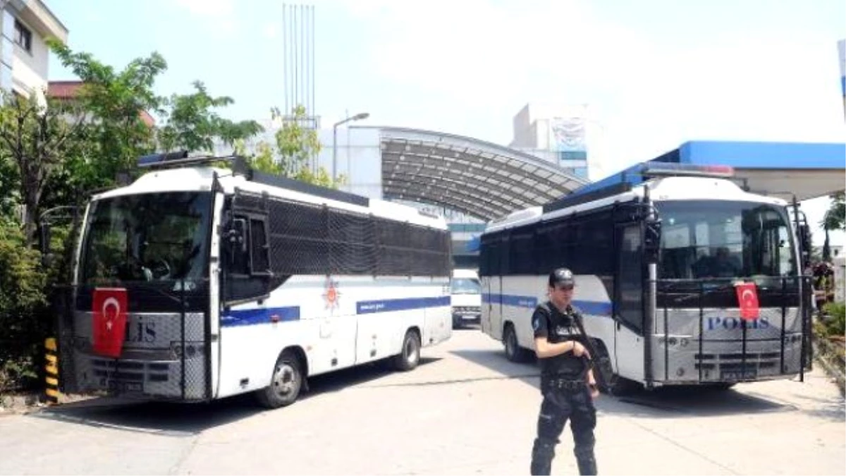 Bağcılar\'da Şüpheli Otobüs Polisi Alarma Geçirdi